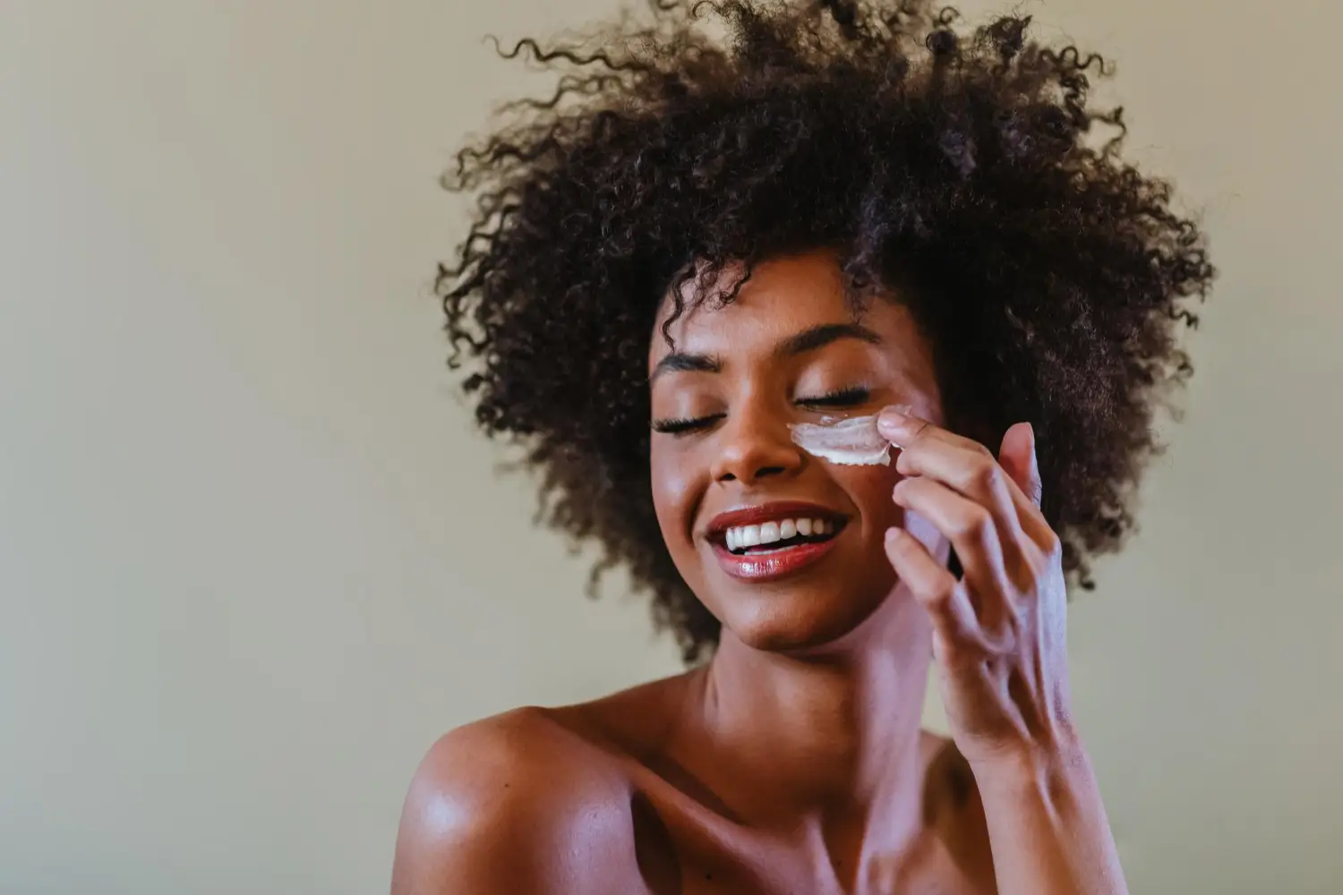 Como hidratar a pele do rosto: 10 dicas dermatológicas